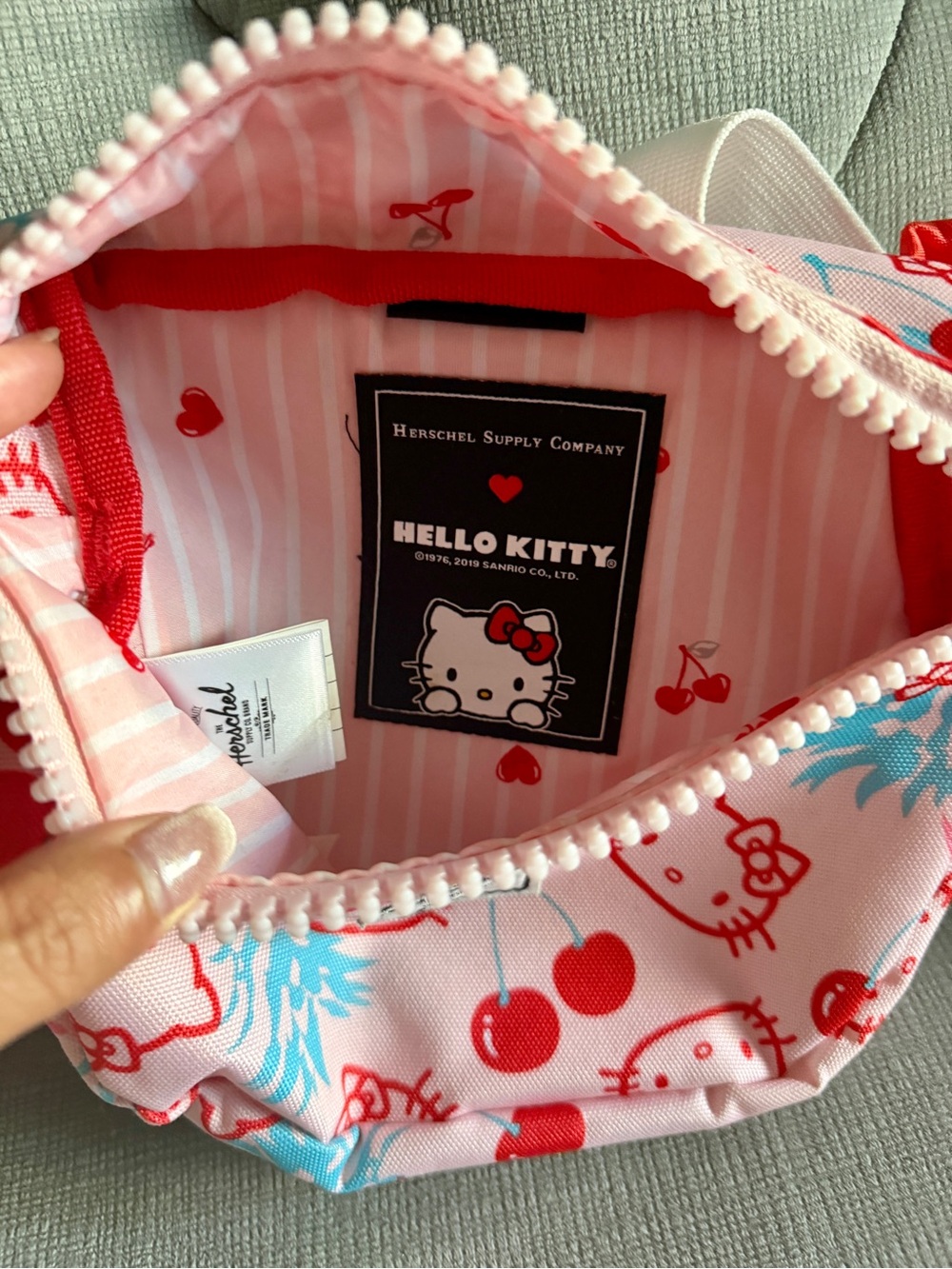 Rare Limited Herschel Hello Kitty Crossbody Bag - Picture 6 of 7